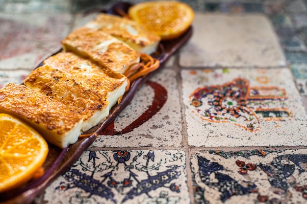 Queso Halloumi a la parrilla en un plato con hierbas Vista superior Espacio de copia