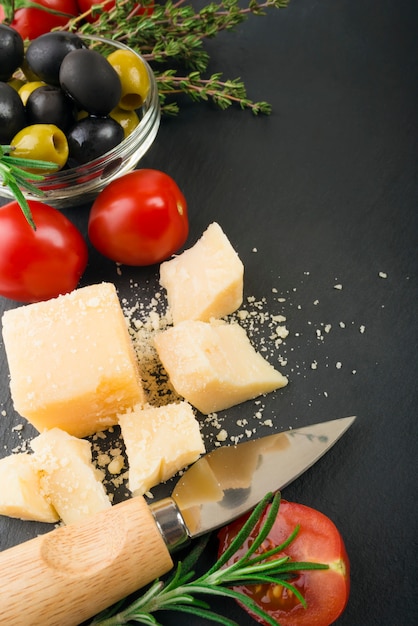 queso con hierbas frescas, aceitunas negras y verdes, tomates cherry,