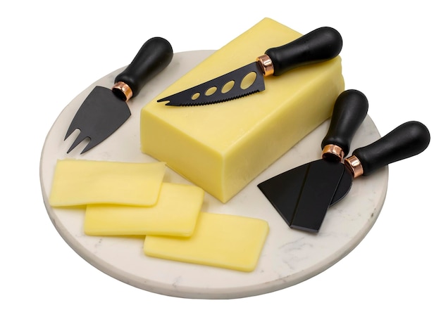 Queso Kashar o Kashkaval aislado sobre un fondo blanco Queso fresco en un plato de mármol