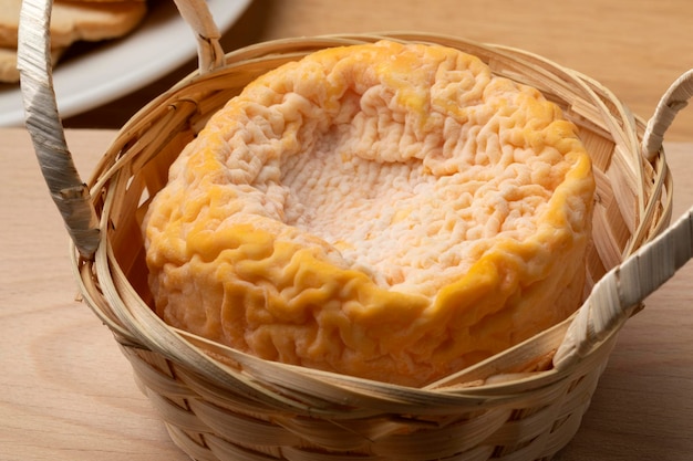 Queso Langres refinado con champán en una canasta de cerca