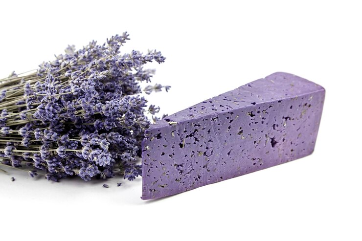 Queso de lavanda con albahaca seca y flores de lavanda aisladas en fondo blanco