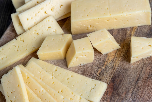 Queso de leche amarillo fresco en un tablero