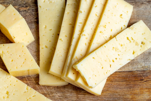 Queso de leche amarillo fresco en un tablero