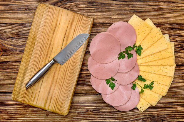 Queso en lonchas y salseado con cuchillo