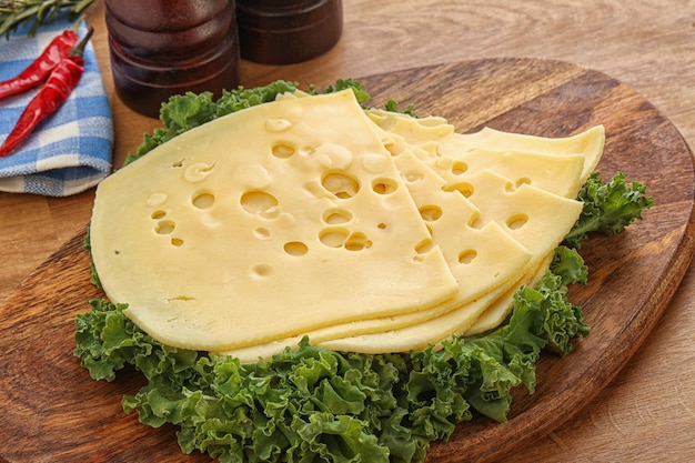 Queso maasdam en rodajas para el desayuno a bordo