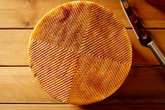 Queso manchego de españa en mesa de madera.