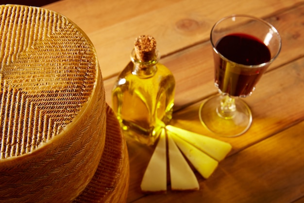 Queso manchego de españa en mesa de madera.