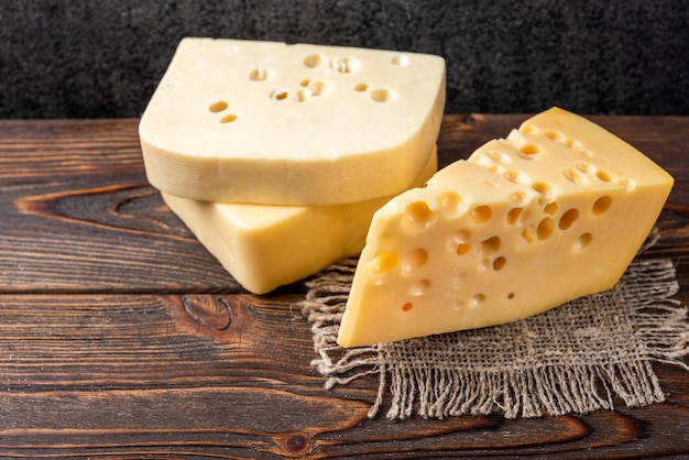 Queso en mesa de madera oscura.