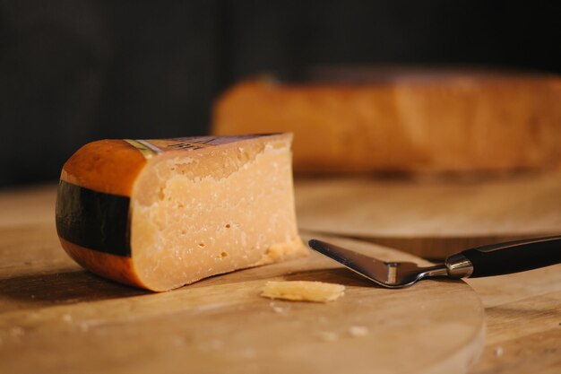 Queso de mesa de madera en quesería Piese de queso sin lactosa