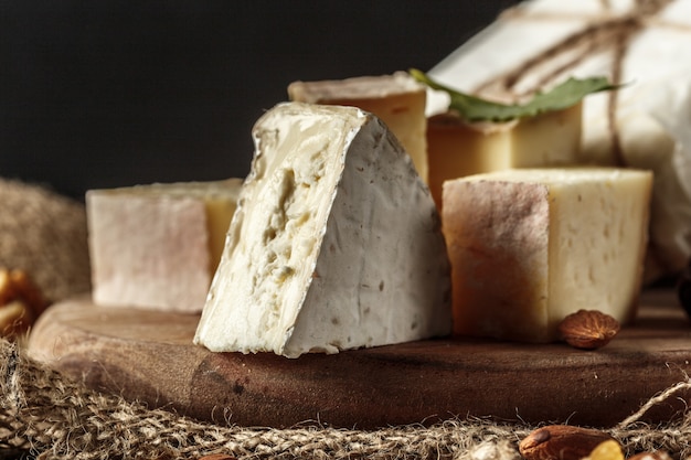 Queso en la mesa de madera