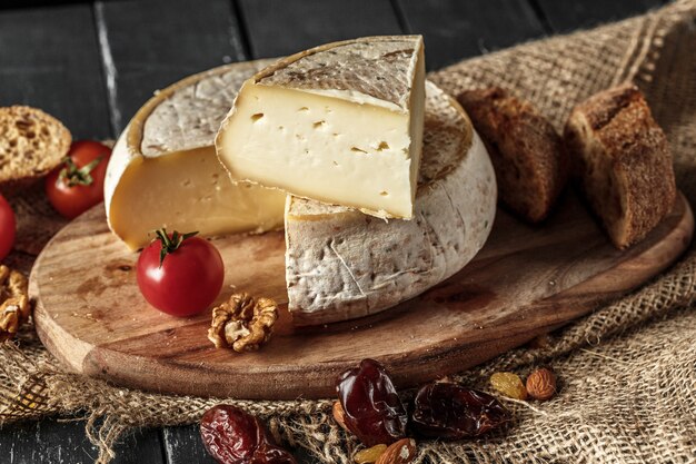 Queso en la mesa de madera