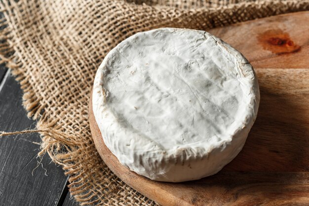 Queso en la mesa de madera