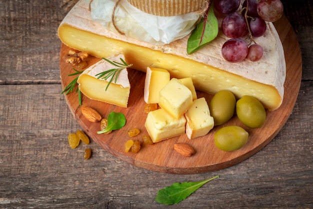 Queso en mesa de madera