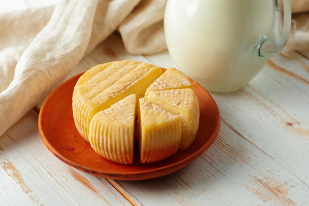 Queso en mesa de madera