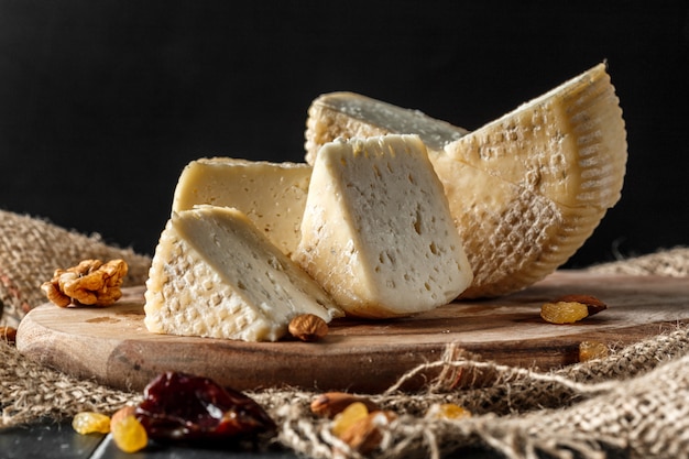 Queso en mesa de madera