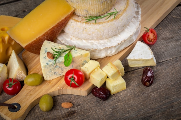 Queso en mesa de madera