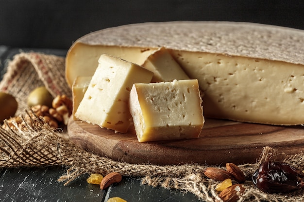 Queso en la mesa de madera