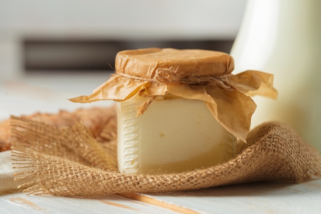 Queso en la mesa de madera