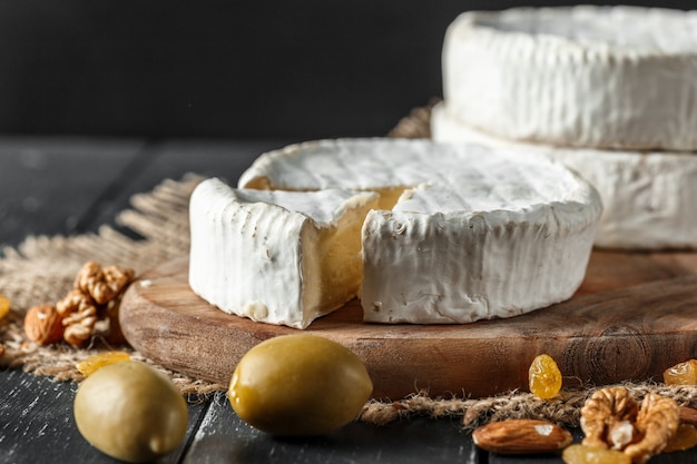 Queso en la mesa de madera