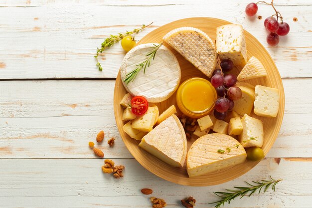 Queso en mesa de madera