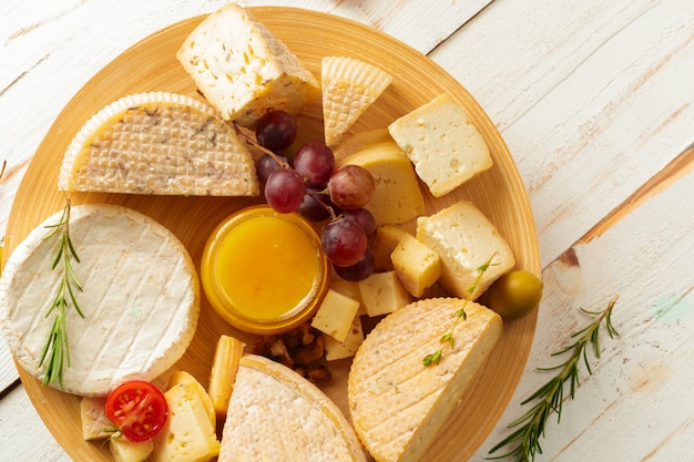 Queso en mesa de madera