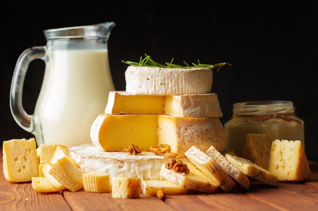 Queso en mesa de madera