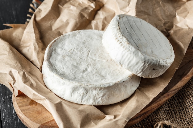 Queso en la mesa de madera