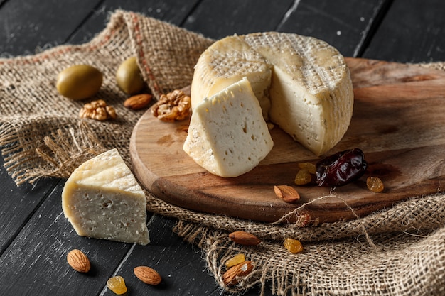 Queso en la mesa de madera