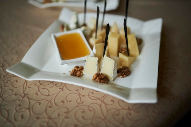 Queso con miel en un plato blanco Aperitivos