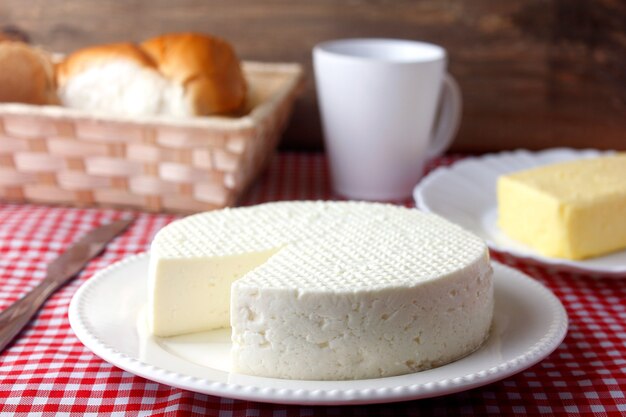 Foto queso de minas blanco brasileño fresco en un plato