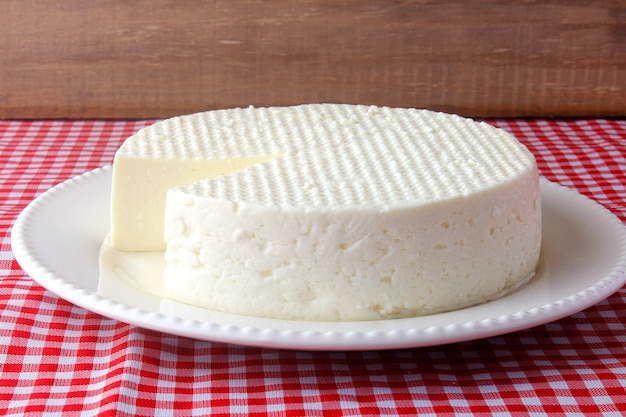 Queso de minas blanco brasileño fresco en un plato