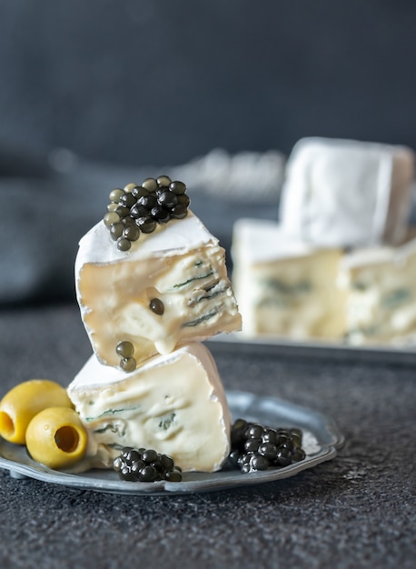 Queso moho blanco y azul con primer plano de caviar negro