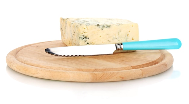 Queso con moho y cuchillo en la tabla de cortar aislado sobre fondo blanco
