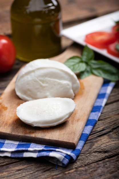 Foto queso mozarella fresco en tabla de cortar