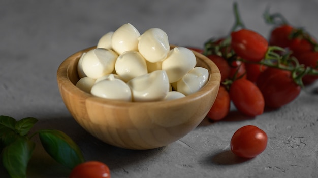 Queso mozzarella en un cuenco de madera