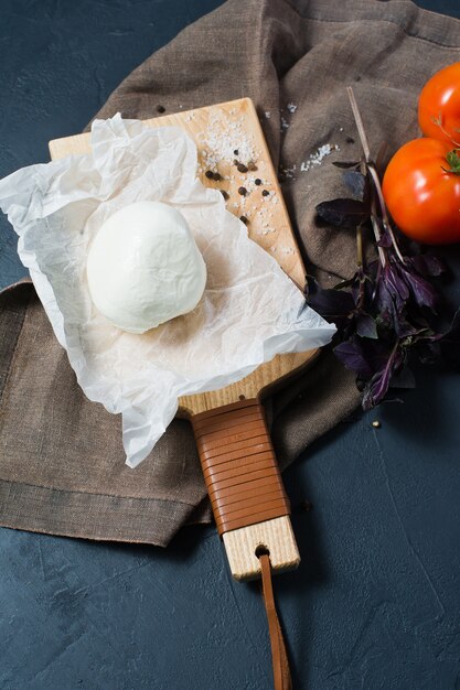 Queso mozzarella italiana, tomates, albahaca. Ingredientes para ensalada Caprese.