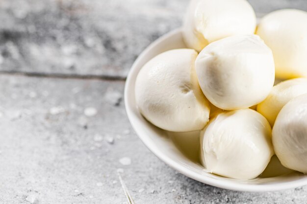 Queso mozzarella en un plato