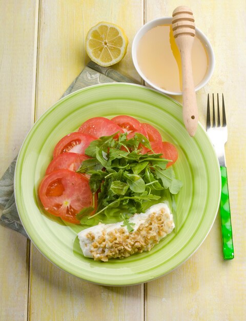 Foto queso de nueces con miel y ensalada