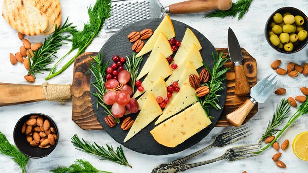 Queso de nuez dura con nueces en un plato con bocadillos Estilo rústico Espacio de copia libre