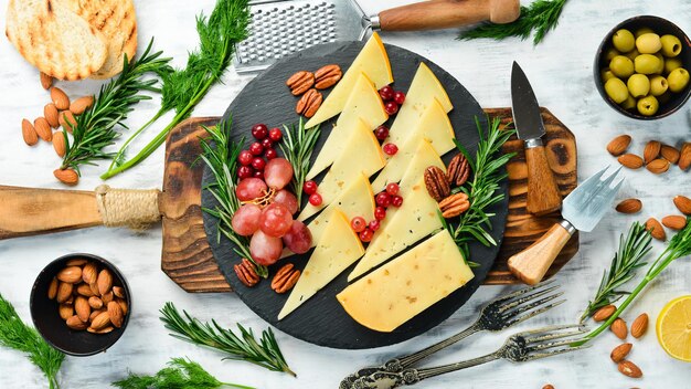 Queso de nuez dura con nueces en un plato con bocadillos Estilo rústico Espacio de copia libre