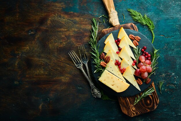 Queso de nuez dura con nueces en un plato con bocadillos Estilo rústico Espacio de copia libre