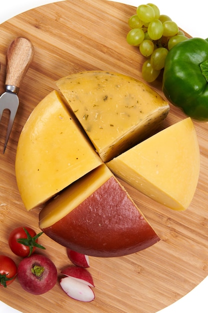 Queso orgánico comida gourmet saludable producida en una variedad de granjas locales sobre fondo de madera