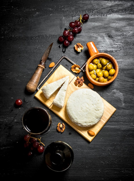 Queso de oveja al vino tinto, frutos secos y aceitunas.