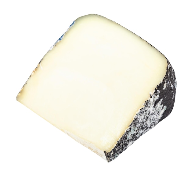 Queso de oveja italiano Perla Nera aislado en blanco