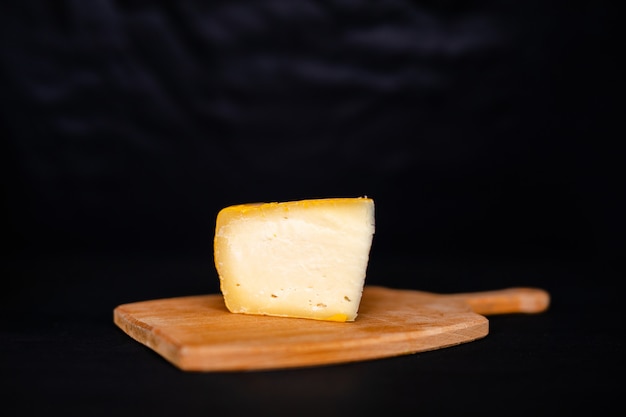 Foto queso de oveja con romero