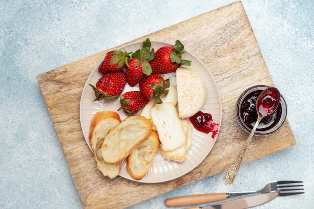 Queso, pan y fresas