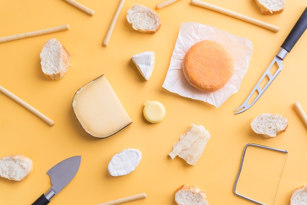 Foto queso y pan para una merienda vista superior