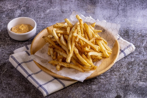 Queso Papas Fritas En Una Placa De Madera