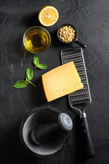 Queso parmesano con hojas de albahaca y piñones