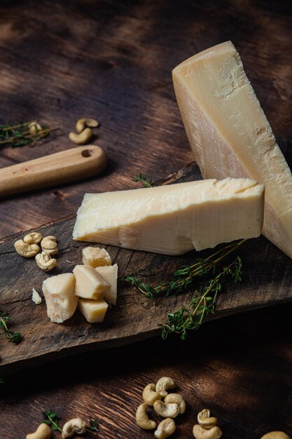 Queso parmesano en un primer plano de fondo oscuro